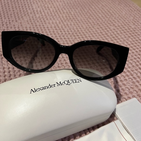 Alexander McQueen Graffiti Bold Black Sunglasses - Picture 2 of 7